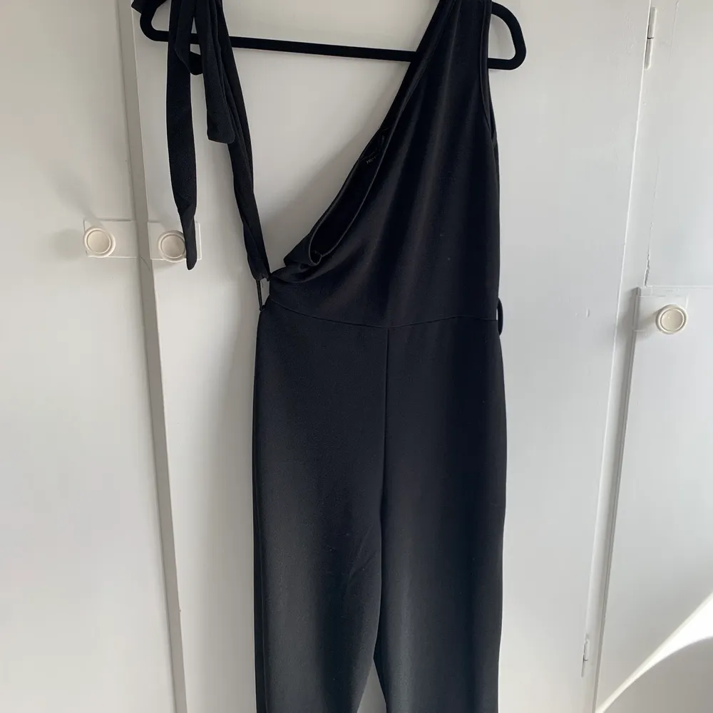 Säljer nu en jätte snygg svart jumpsuit i storlek uk 8 vilket motsvarar storlek 36.  (Köpare står för frakt)💕. Övrigt.