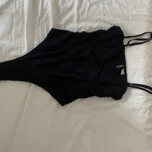 svart Body - Säljer den här jättefina svarta bodyn i storlek S. Köpt från hm och använd endast ett fåtal gånger. Nypris ca 200kr. Jag säljer den för 120kr då den är i bra skick och knappt använd. Köparen står för frakt eller så kan vi mötas upp💗