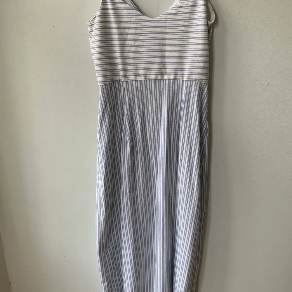 Blå och vit randig klänning från Zara. Perfekt för sommar.  Använd bara en gång så klänning är nästan som ny. Storlek: XS. Klänningar.