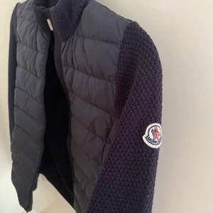 Moncler cardigan - Intressekoll på min moncler jacka! Säljer endast vid bra pris och såklart äkta❤️ buda från 2700kr