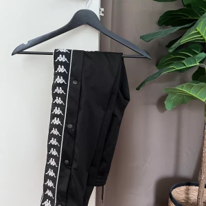 Kappa byxor  - Säljer dessa klassiska svarta kappa byxorna i storlek xs! Väl använda men fortfarande som nya☺️ 