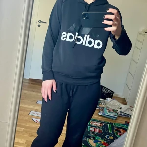 Adidas tjocktröja i stl M - Tröjan är i fint skick förutom att den är nopprig på insidan, går att fixa med noppborttagare, utsidan är fin! 