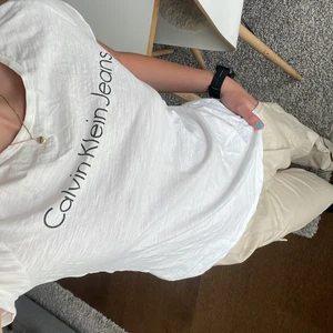 Calvin Klein tröja - Clean Calvin Klein tröja🥺 vit och fräsch till sommaren😍 
