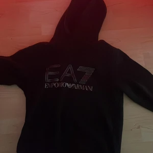 Svart Emporio Armani EA7 Hoodie - Det är en Armani tröja som är i storlek small ny pris 1200