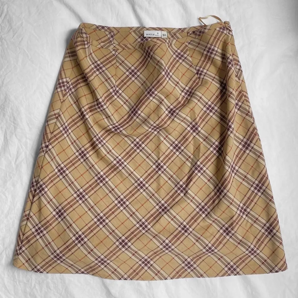 Söt kjol i burberry liknande mönster. Går att ha som low waist kjol om man vill🦋  är 164 cm och slutar ungefär vid låren. Passar S/M. Kjolar.