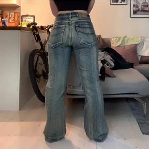 SÄNKT PRIS FRÅN 300 till 150!!! Sketaballa jeans från Italien som passar allt som tyvärr inte kommer till användning! Midjemått 86cm, innerbenslängd 81cm (om jag mätt rätt). Kan mötas upp i Göteborg, annars står köparen för frakten🥴