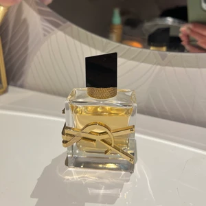 Yves Saint Laurent - Säljer denna parfym från YSL (libre) mer än hälften finns kvar, 30 ml 💫 frakten ingår 