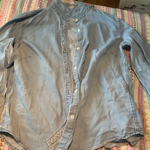 Jeansskjorta från HM - En jeansskjorta från HM i storlek 42. Köparen står för frakt.