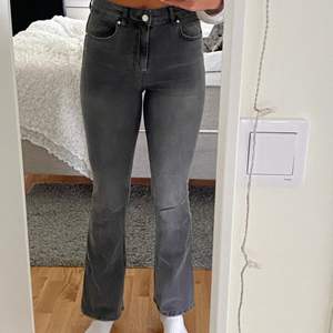 Grå/svarta bootcut jeans från Gina tricot, storlek M. Nästintill helt oanvända.