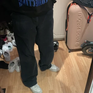 Carhartt Carpenter Pants - Säljer desa Carhartt byxor med storleken 36x34. Knappt använda. Köpte ifrån ettresex för 850kr. Dm för mer info eller fler bilder