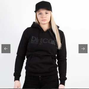 Dirtcult hoodie, strl xl - Dirtcult hoodie i storlek xl, rätt stor på mig som är en m. Skulle passa bra till möjligtvis en L och xl. Inga hål/ slitningar osv, hör av vid intresse eller fler bilder🥰