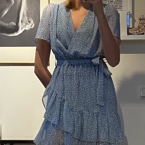 Klänning - En blå somrig klänning som endast är använd ett fåtal gånger förra sommaren. Säljer då den har blivit lite för kort vid torson för mig.  Märket är Chelsea