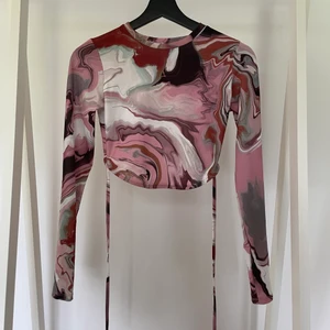 Söt rosa topp med öppen rygg - Bershka - Otroligt söt topp i fräscht skick! Dessvärre har denna godbit gått upp lite i kragen och jag kan inte sy. Säljer den i hopp att den hittar ett nytt hem och kanske till och med kan bli hel igen! Sitter som XS. *GRATIS VID KÖP AV ANNAT PLAGG ÖVER 100kr!*