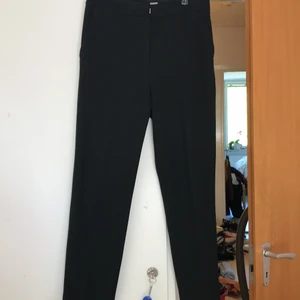 Stilrena kostymbyxor med pressveck - Kostymbyxor i ankellängd, mjukt tyg och pressveck. Sitter jättesnyggt! Storlek 36. Från hm