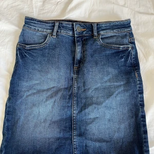 Jeanskjol - Jeanskjol från märket pieces. Välanvänd men skulle säga att den är i väldigt bra skick. Skön och stretchig! 