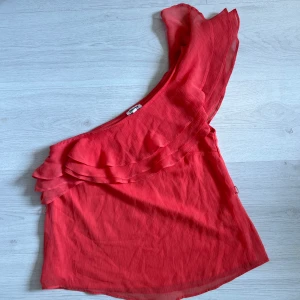 Coral röd topp Xs - Använd 1 gång, från bubbleroom carolina Gynning 