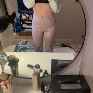 Rosa jeans - Rosa jeans i storlek 38 från bikbok, använda en gång på en babyshower så dem är i ny skick. Anledning till varför jag säljer dem är för att jag aldrig använder dem.