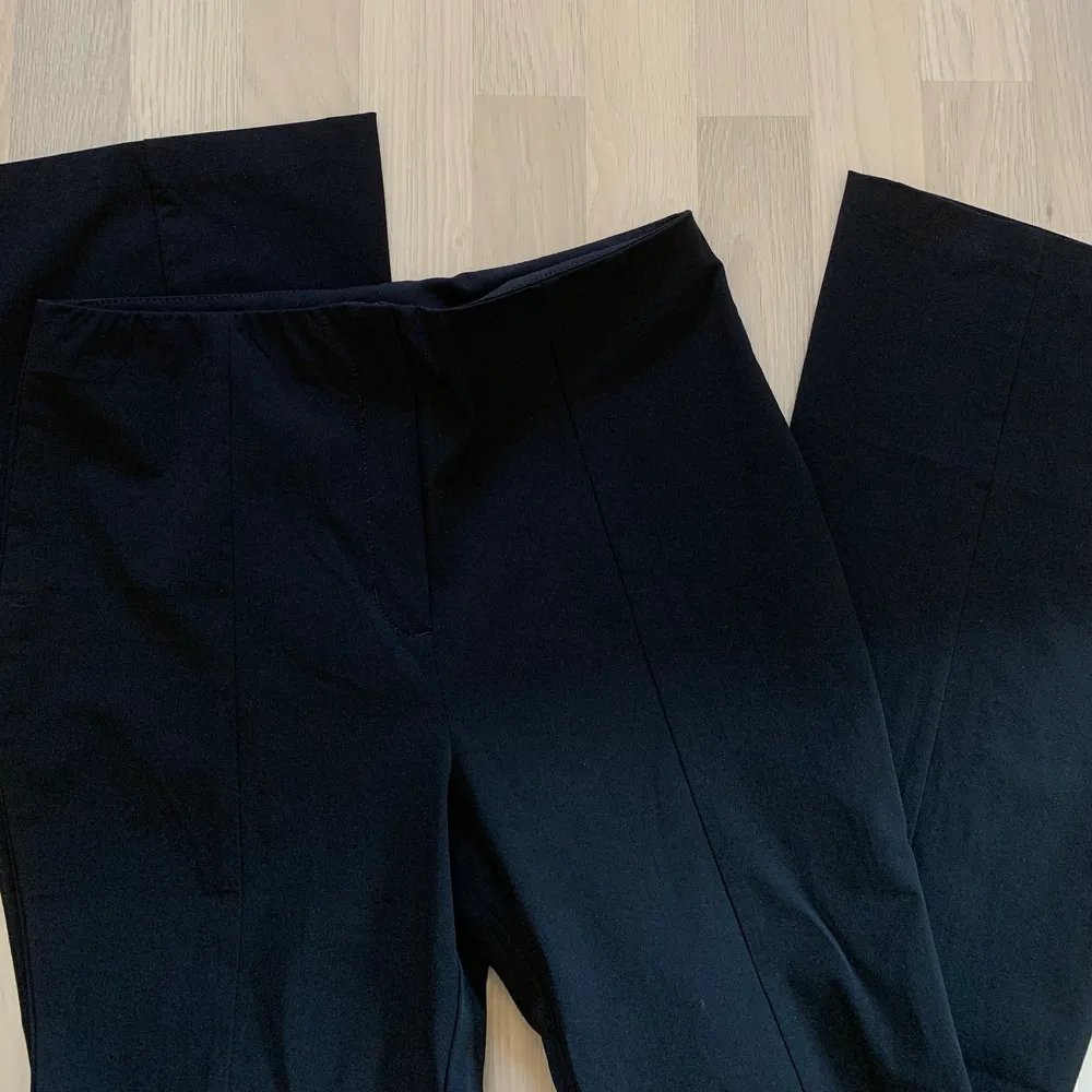 Utsvängda svarta byxor från monki strl 42. Materialet är väldigt stretchigt, långa i benen. . Jeans & Byxor.