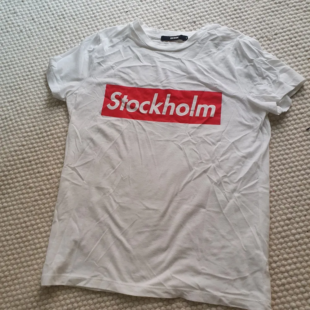 Tshirt med texten Stockholm från bikbok . T-shirts.