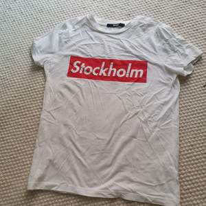 Tshirt med texten Stockholm från bikbok 