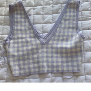 Topp från zara  - Säljer denna jättefina topp från Zara i storlek M. Den är nästan aldrig använd och är i bra skick. Säljer för 60kr + 40kr frakt. 
