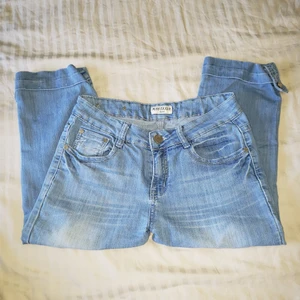 Ljusblå jeans i trekvartsbyxa  - Fina somriga jeans i trekvartsbyxa. Fin detalj nertill. 