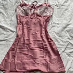 Super fin rosa satin klänning från Urban Outfitters! Helt slut på hemsidan! Kostar 550kr men säljer för 200. Endast provad(nyskick).