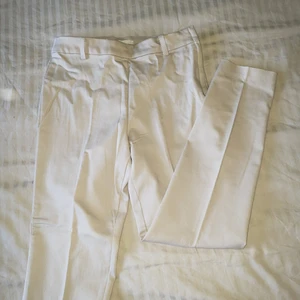 Beiga kostymbyxor  - Beiga kostymbyxor i fint skick! Dragkedja på sidan vid höften. Inga fickor.