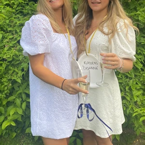 Vit klänning  - Säljer denna så fina vita klänningen, den är endast använd en gång då jag tog studenten och köptes precis innan på & other stories för 690kr ❤️