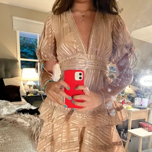 Klänning  - VÄRLDENS sötaste sommarklänning!!!! Bara använt en gång, och är en av mina favoriter💅😵🙏