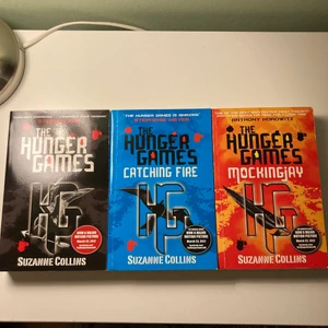 Hunger games (böcker) - Säljer dessa tre ihop med boxen kvar. De är i bra skick och kostar alla 100kr ihop. För mer info skriv privat<3
