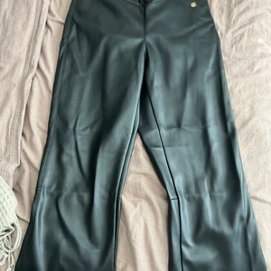 Skinnbyxor - Oanvända skinnbyxor från Pernilla Wahlgrens kollektion i storlek 38☺️  100kr+frakt 