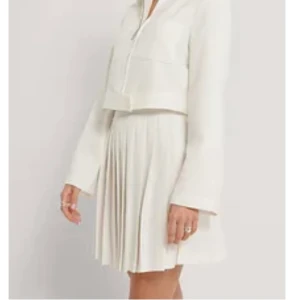 Vit kjol  - Säljer denna vita kjol i storlek 36. Helt nya, lappen sitter kvar. 