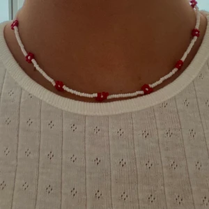 Pärladesmycken - Några av veckans beställningar. Några av dem är egen designade från köparen, blir något specielt med att få designa själv! Vi kan fixa vad som än önskas, det är bara att höra av sig💗💗💗 Halsband - 79kr/st, armband - 69kr/st. Frakt 13kr💗