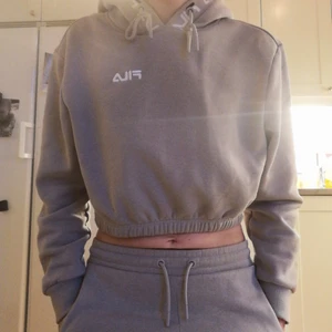 Fila set matchande för Dam, helt nytt!  - Helt nya jättefina FILA kläder som aldrig använts.                                    Det är ganska liten storlek                Hoodie - strl XS                Byxorna - strl XXS (finns två likadana av dessa pga felköp)                       Jag kan tyvärr inte riktigt ha det då jag är ca 175cm lång så byxorna och ärmarna blir lite korta annars är det helt ok trots XXS. 