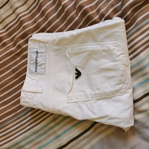 Emporio armani jeans  - Endast använda en gång. De är helt nya. Jeansen är vita. Priset går att diskuteras. Storlek: W:31 L :32. Jag har storlek medium och de passar,dock fungerar de som small också. 