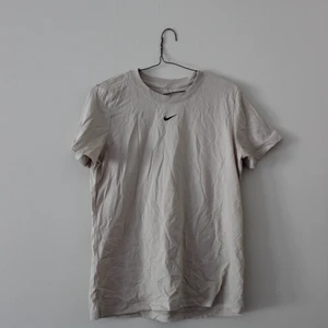 Beige Nike t-shirt  - En beige Nike t-shirt i strl M. Säljer då den är i fel storlek för mig 🌞