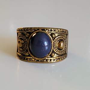 En jättefin ring i vintage style med en mörkblå sten i mitten. Säljer då den är lite för stor för mig och har därför knappt använt den. Jag tror att den är från ASOS men kan inte bekräfta det till 100%