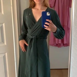Mossgrön klänning - Otrolig klänning i fin mossgrön färg. Omlott! Storlek S💚