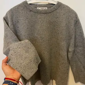 Really love this piece from Mango. Super cozy and warm. can pair with both sporty outfits or chic ones (like on top of a shirt). It has little black spot-like details. Can fit S and XS