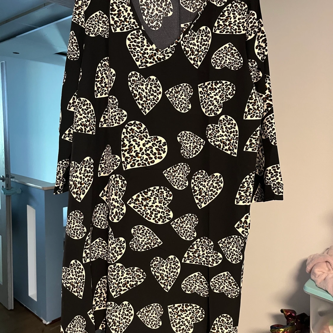 Fin svart klänning med hjärtan. storlek L
