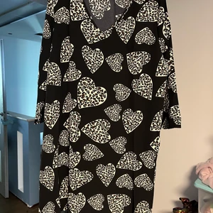 Fin svart klänning med hjärtan. storlek L - Ny. Jättefin.