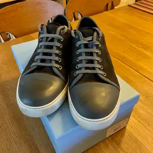 Sällan använda Lanvin Cap Toe sneaker.  Nypris; 4100kr  Storlek; US 11 EU 45