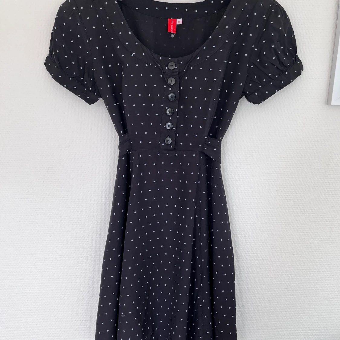 Kort prickig klänning