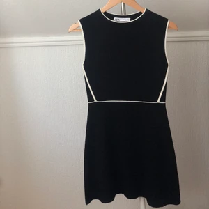 Klänning  - Klänning från #zara som endast är använd 1 gång. I storlek S men väldigt stretchiga då det i ett ”knittet” tyg. Väldigt kort (jag är 175) så rumplängd för någon som är lika lång som jag. Frakt tillkommer eller så kan jag mötas!