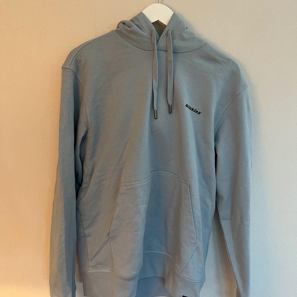 En blå Dickies hoodie i blå. Strl. S oanvänd, helt ny. Säljer billigt pga aldrig använd och aldrig kommer bli. Köparen betalar för frakten. . Tröjor & Koftor.