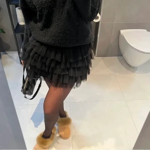 Zara kjol - Jätte gullig svart kjol från zara. Den är i storleken 13-14 år, skulle säga att de motsvarar ca XS.❣️
