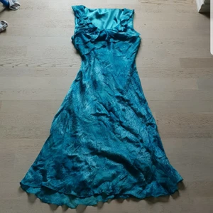 Vintage klänning 90tal - Så snygg klänning från 90talet i nyskick, passar ca S men skulle även funka på xs/m för en lösare/tajtare passform💖55 kr💖 två lager, underlagret satin överlagret i mesh. 3 för 2 på min sida!