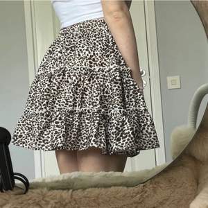 Fin leopard kjol från shein knappast använd. Inte alls genomskinlig. Sitter bra i midjan. Köpare står för frakt. Kom privat för mer frågor eller intresse 💞💞
