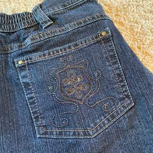Straight-leg rhinestone jeans som är i bra skick. Innerbenslängden är 74,5 cm. Ytterbenslängden är 103 cm och midjemåttet är 41cm.